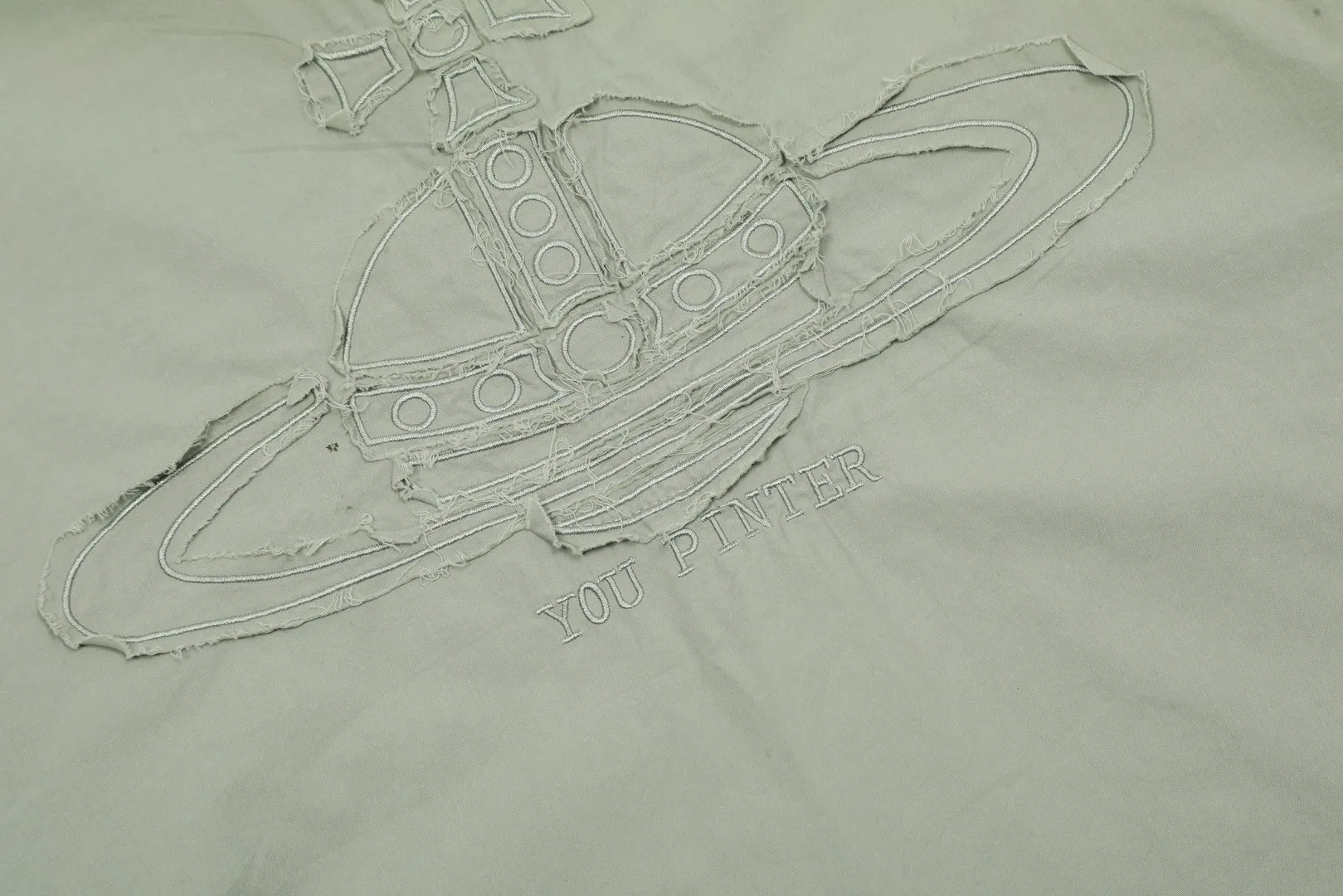 vivienne west wood The Queen Mother of the West Vivienne Heavy-duty patchwork old-style washed embroidered shirt Four seasons style Heavy-duty embroidery patch washing design on the back Very beautiful and unique Sleeve folding design with high workmanship Expanded arc design at the hem Loose and casual, slimming 5 color combinations are very versatile Correct accessories in the whole series Every detail is completely restored Straight to the full color Color: Eucalyptus green Sky blue Taro purple Pink White Size: S M L